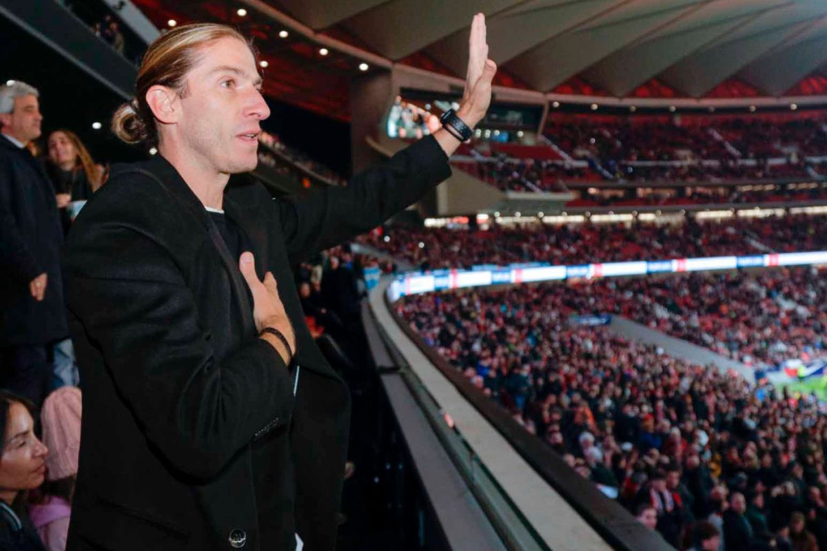 FILIPE LUÍS, ÍDOLO DO FLAMENGO, VAI A JOGO NA ESPANHA E ACABA SENDO OVACIONADO PELA TORCIDA DO ATLÉTICO DE MADRID